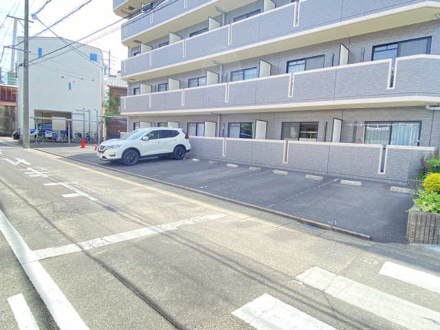 メゾン・ド・アジュール 駐車場