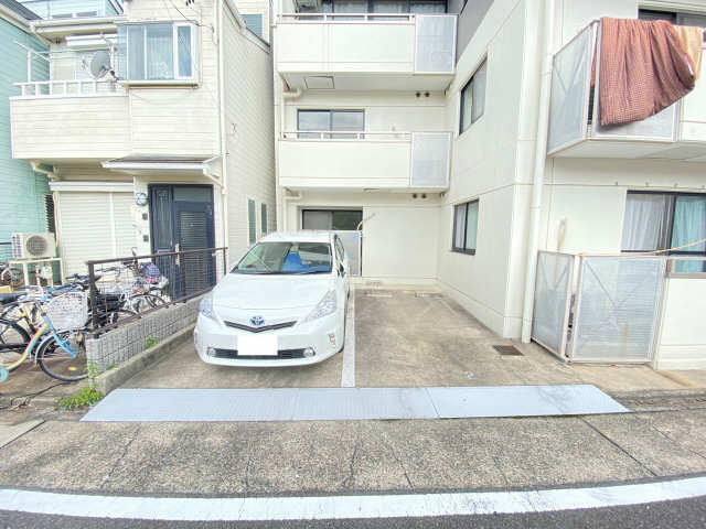ラディアント千種 駐車場