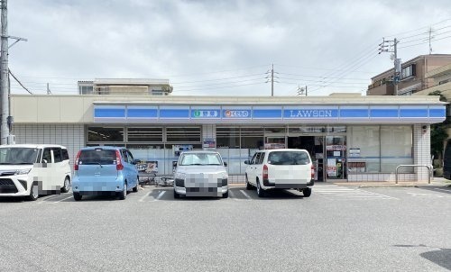 クリスタルコート川名 【コンビニエンスストア】ローソン 川名駅前店まで613ｍ