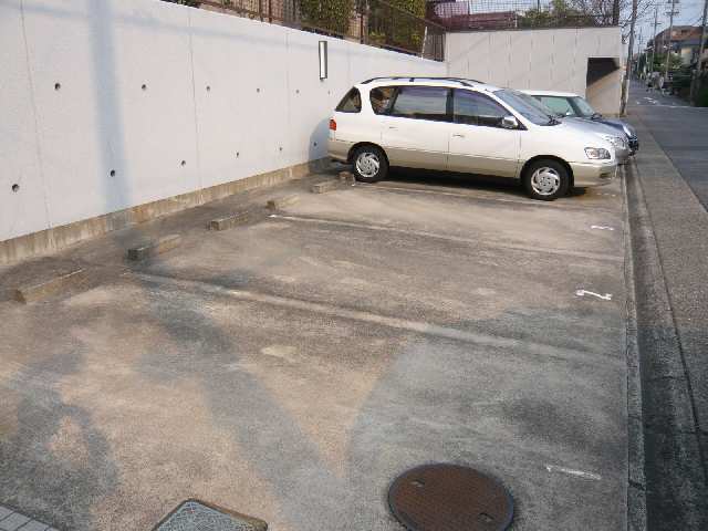ベルハイム前山 駐車場