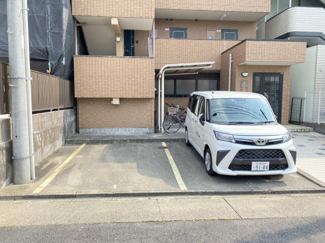 クリスタルコート川名 駐車場