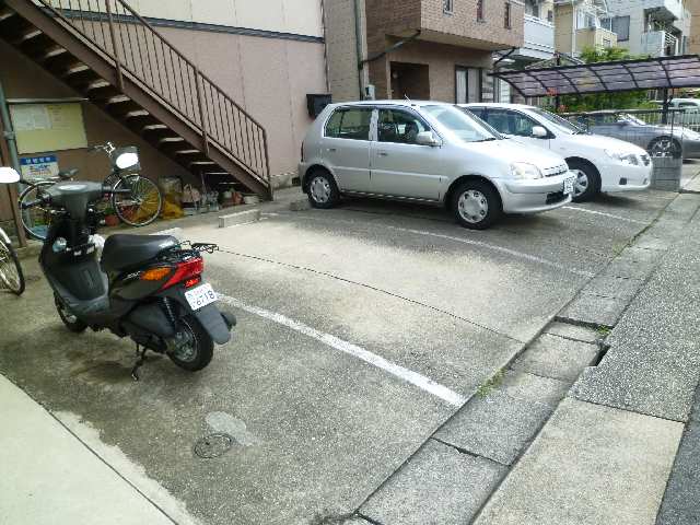樟風ハイツ 駐車場