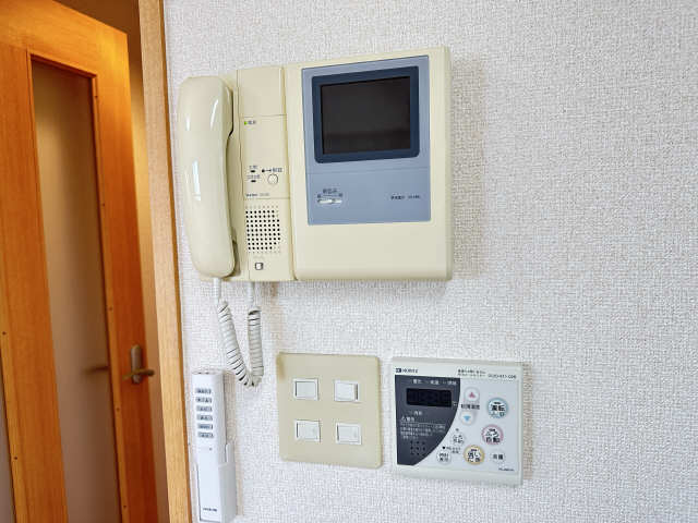 シェルジェ覚王山 モニター付インターホン／給湯機リモコン