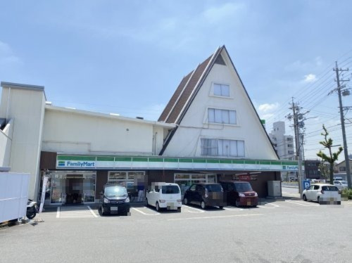 ラプーリア御器所 【コンビニエンスストア】ファミリーマート檀溪通四丁目店まで559ｍ