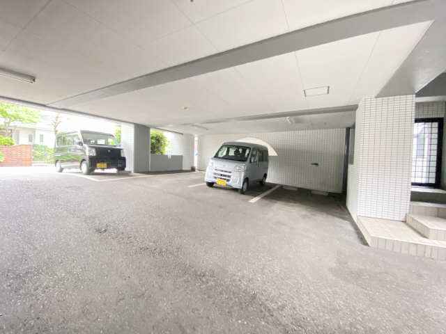 ラフィネ広路 駐車場