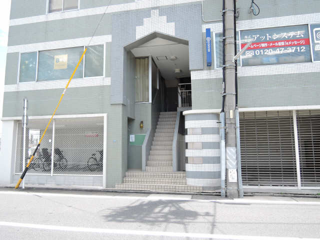 山一吹上ビル エントランス