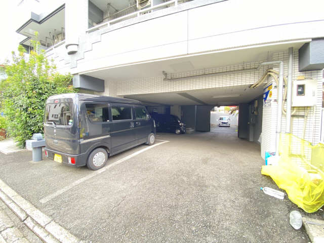 ラフィネ広路 駐車場