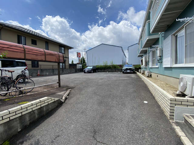 ユースフラッツ 駐車場