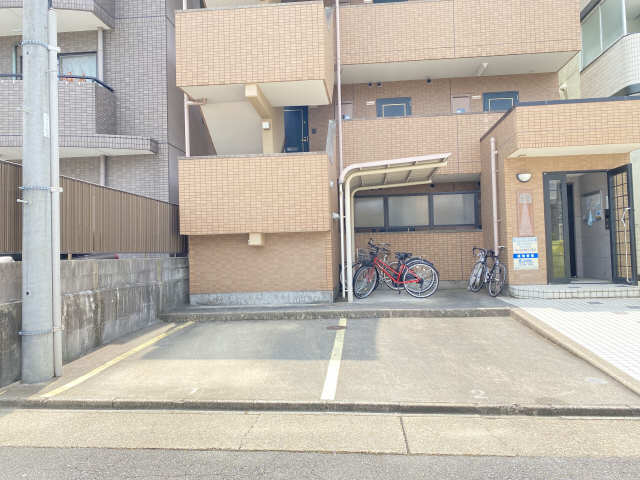 クリスタルコート川名 駐車場