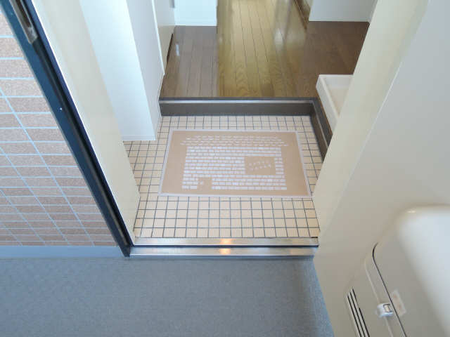 クリスタルコート川名 玄関