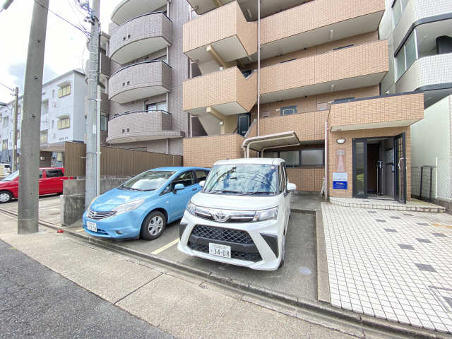クリスタルコート川名 駐車場