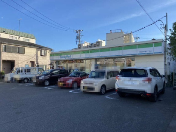 リフェール川名 【コンビニエンスストア】ファミリーマート安田通三丁目店まで552ｍ