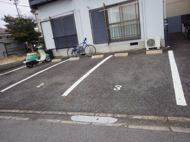 アーバンフォー 駐車場