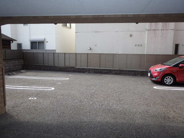 ガーデンコート 駐車場