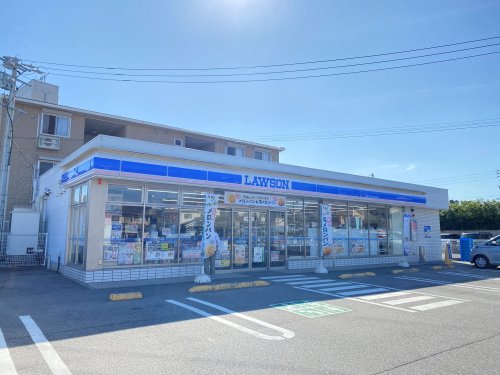 メゾン・カレバス 【コンビニエンスストア】ローソン 津栄町四丁目店まで713ｍ