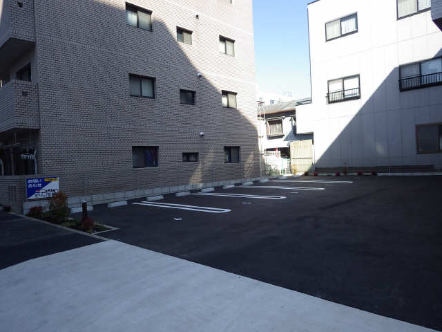 ディアス覚王山 駐車場