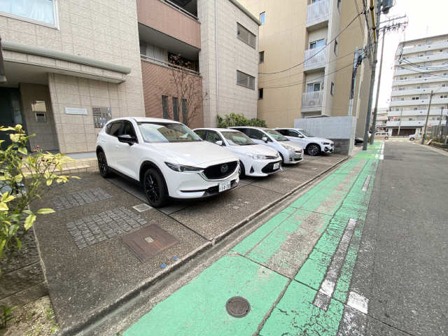 カステリヨンハウス 駐車場