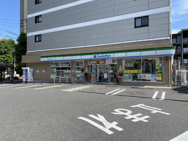ハイツ弥生ケ岡 【コンビニエンスストア】ファミリーマート　八事弥生が岡店まで102ｍ