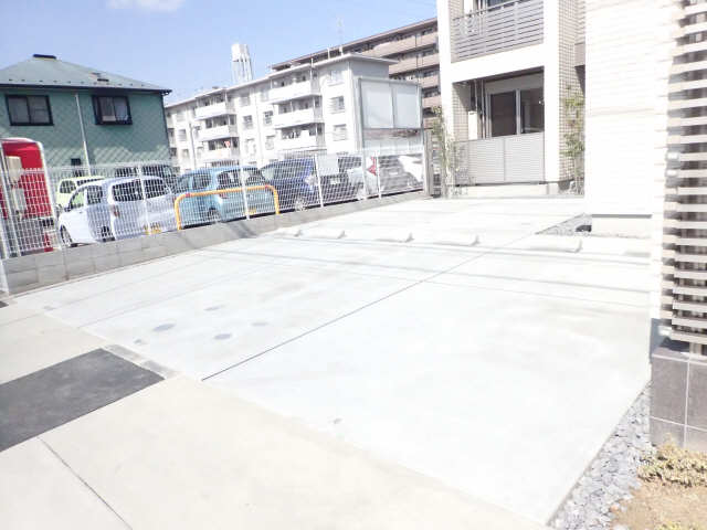 ニューメゾン御器所ハル 駐車場
