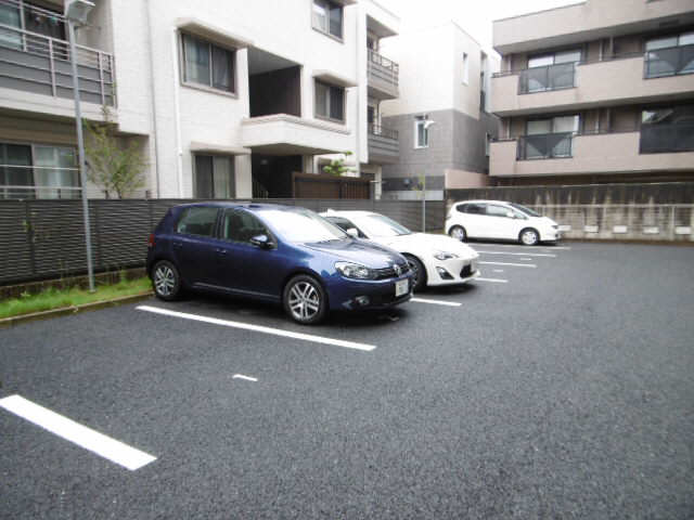 ハイクレスト本山 駐車場