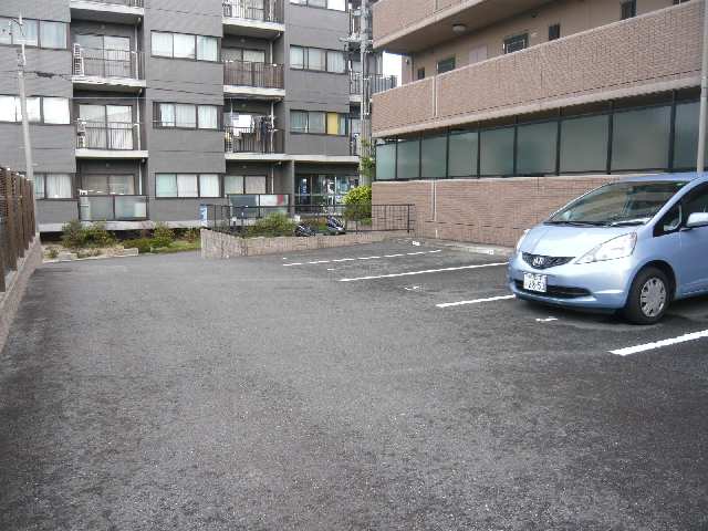 メゾンラポール前山 駐車場