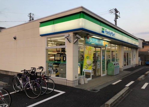 メゾンドアミ 【コンビニエンスストア】ファミリーマート日進岩崎まで476ｍ