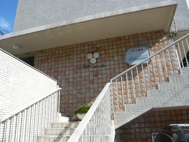 ハイネス四ッ谷 エントランス