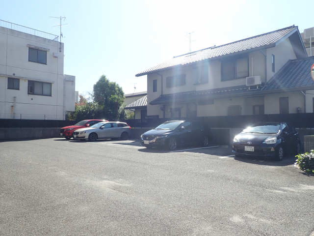 ルミエールカワナ 駐車場