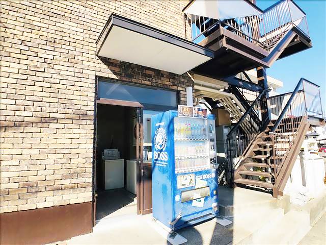メゾンナナワ コインランドリー入り口