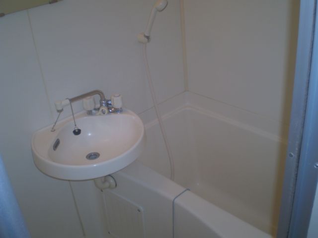 リアライズ塩釜口 お風呂とトイレ別です。