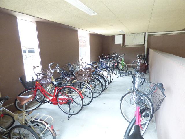 サンモール新道 駐輪場は屋根付きです