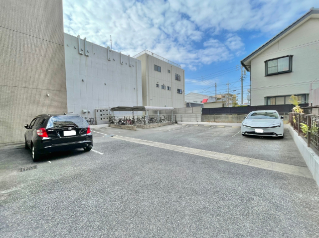 エタージュ 駐車場