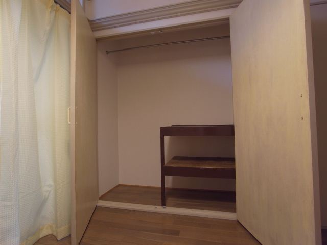 エポペ西日置 大きなクローゼットが二つあるので荷物の多い方でも安心ですね