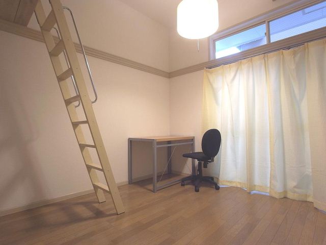エポペ西日置 ６帖のフローリングのお部屋です