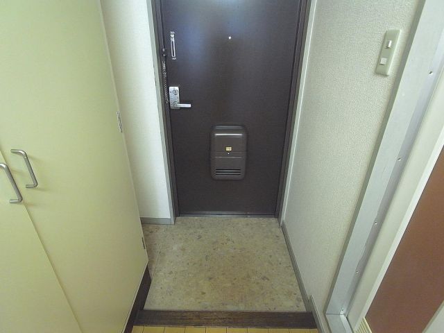 ハイネスト浜島 玄関入って右手に収納がありますよ。