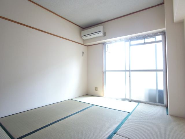 ハイネスト浜島 日差しのよく入る６帖の和室です