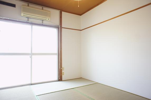 川本アパート 日当たり良好の居室です。