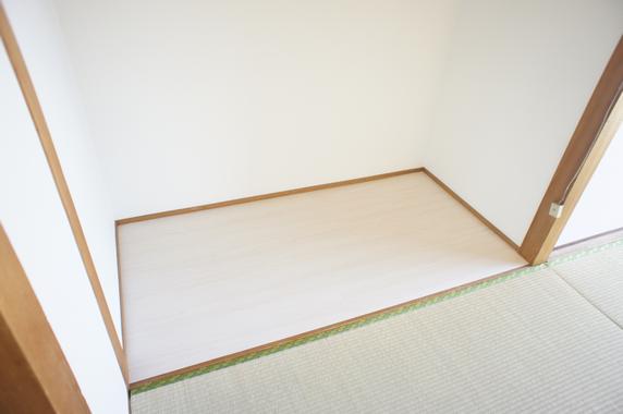 川本アパート 板間もあるので重いものも置けます。