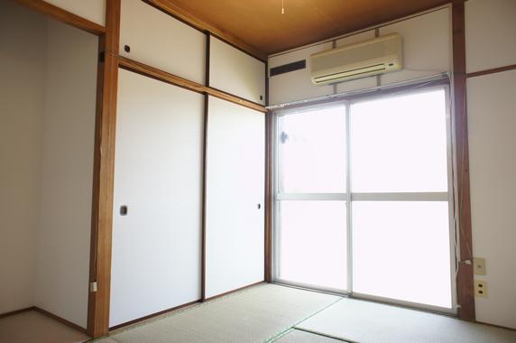 川本アパート 日当たり良好の居室です。