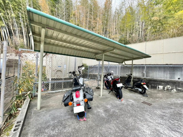 イーストアベニュー 駐車場