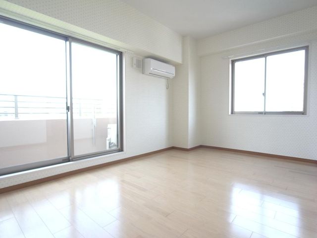 フォレスト那古野 明るく開放感のあるお部屋です。