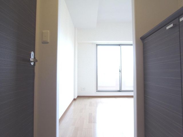 フォレスト那古野 扉を開けると明るいお部屋が広がります。