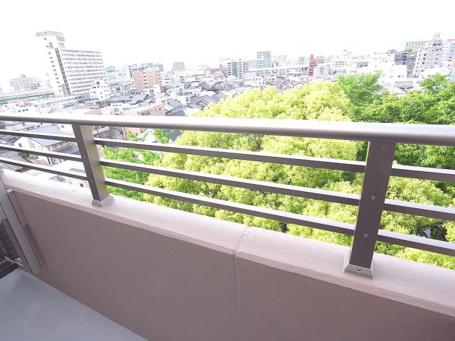 フォレスト那古野 ベランダからのぞく木々に心癒されますよ。