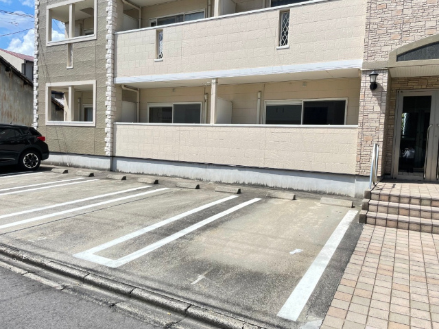 マーベラス栄生 駐車場