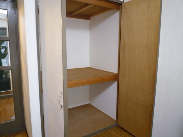 メゾン野村 上下に仕切られた便利な収納付いてます。
