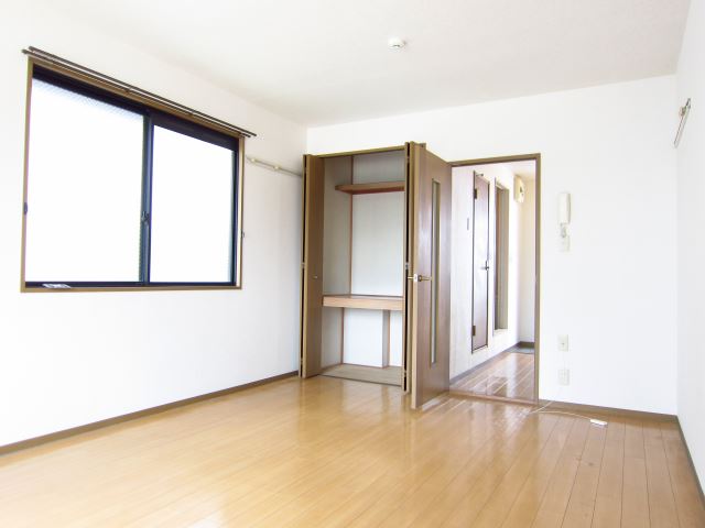 クレール藤ヶ丘 ９帖の広い洋間、角部屋なので２面採光で風通しもいいですね