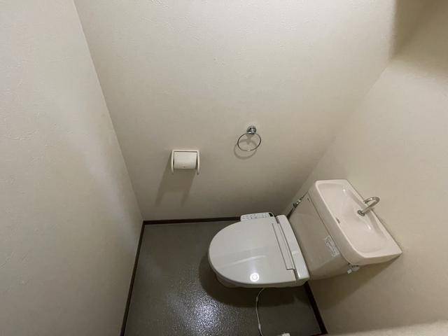 カターラサンミ 温水洗浄トイレです。