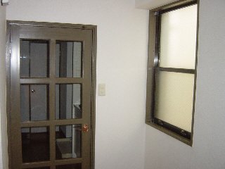 メゾン野村 小窓つきで換気、採光できます。