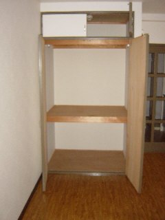 メゾン野村 上下に仕切られた便利な収納です。