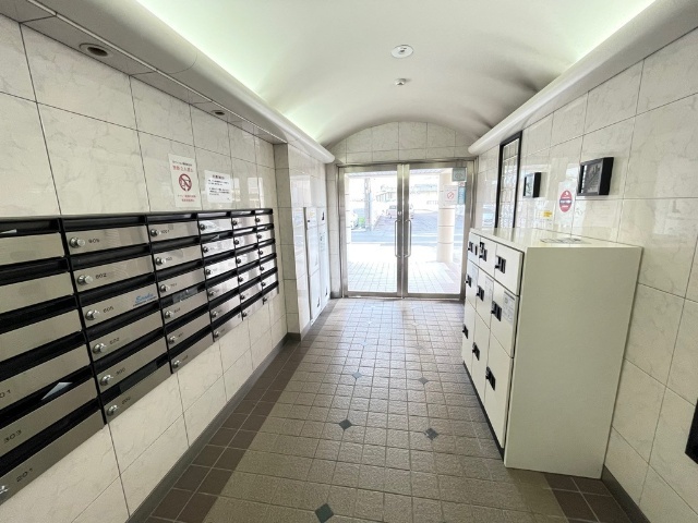 サンモール菊井 明るい雰囲気のロビーです